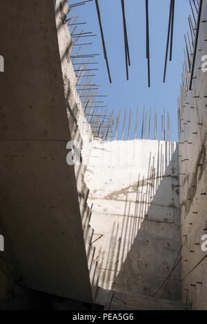 Le pareti in calcestruzzo e scale in un nuovo edificio Foto Stock