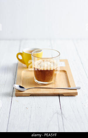 Affogato con caffè e gelati su sfondo bianco. Foto Stock