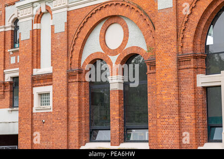 Facciata in mattoni di una ristrutturazione di un edificio industriale Foto Stock