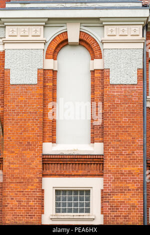 Facciata in mattoni di una ristrutturazione di un edificio industriale Foto Stock