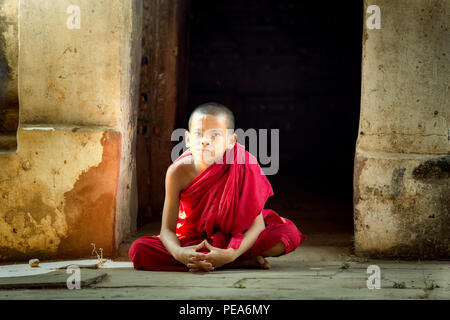 Il debuttante monaco buddista di Bagan Mandalay Myanmar. Foto Stock