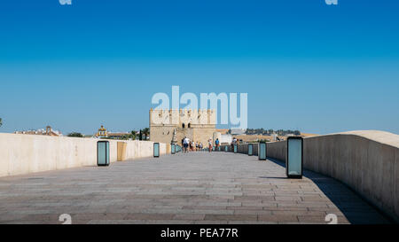 Cordoba, Spagna - 13 Luglio 2018: Vista di turisti attraversando il famoso ponte romano di Cordoba attraverso il Fiume Guadalquivir Foto Stock