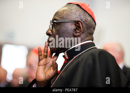 Rome-Italy-7 settembre 2017-pellegrinaggio per il decimo anniversario della Summorum Pontificum, il Cardinale Robert Sarah, nella hall della Pontificia Univ Foto Stock