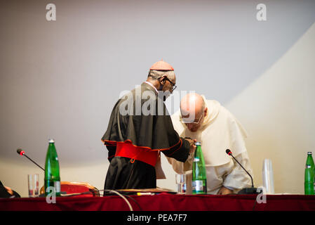 Rome-Italy-7 settembre 2017-pellegrinaggio per il decimo anniversario della Summorum Pontificum, il Cardinale Robert Sarah, nella hall della Pontificia Univ Foto Stock