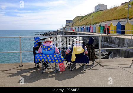 Due uomini anziani seduti in sedi, sheringham, North Norfolk, Inghilterra Foto Stock