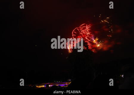 Fuochi d'artificio a Bristol Balloon Fiesta a Ashton Court, su una betulla. Agosto, 2018. Foto Stock