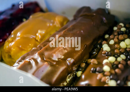 Eclair torte con diversi topping Foto Stock