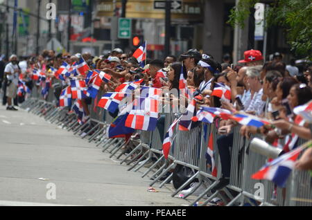 New York, Stati Uniti. 12 Ago, 2018. New York, Stati Uniti d'America. 12 Ago, 2018. Le persone che frequentano il domenicano parata del giorno in New York, Stati Uniti. Giorno domenicana è una occasione di festa per celebrare la tradizione domenicana, patrimonio e folklore per le strade di New York. Credito: Ryan Rahman/Pacific Press/Alamy Live News Foto Stock