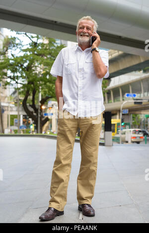 Bello senior uomo turistiche per visitare la città di Bangkok, Thail Foto Stock