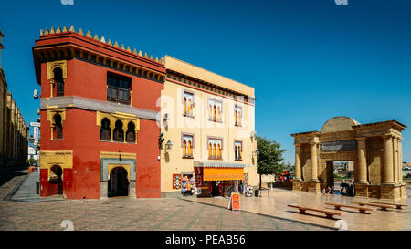 Cordoba, Spagna - 13 Luglio 2018: Analucian tradizionale architettura con l arco trionfale, Cordoba, Andalusia Spagna Foto Stock