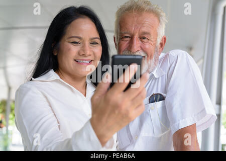 Coppia multi-etnico coppia felice e in amore mentre esplorate la Foto Stock