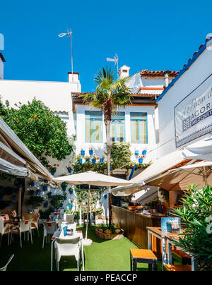 Cordoba, Spagna - 13 Luglio 2018: blu dei vasi da fiori e fiori in un cortile ristorante nel centro storico di Cordoba Foto Stock