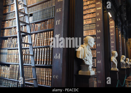 Dublino, Irlanda - 30 Maggio 2017: la sala lunga nella vecchia biblioteca presso il Trinity College di Dublino. Foto Stock