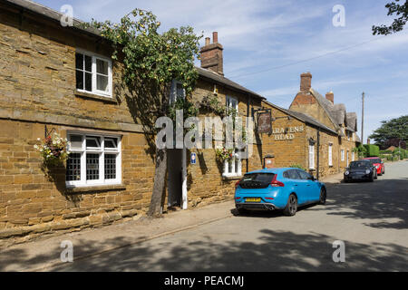 Il Saraceno al capo di un villaggio grazioso pub in poco Brington, Northamptonshire, Regno Unito; un edificio del XVII secolo costruito in mellow ironstone. Foto Stock