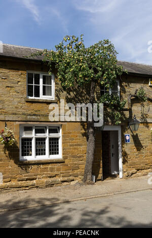 Il Saraceno al capo di un villaggio grazioso pub in poco Brington, Northamptonshire, Regno Unito; un edificio del XVII secolo costruito in mellow ironstone. Foto Stock