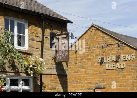 Il Saraceno al capo di un villaggio grazioso pub in poco Brington, Northamptonshire, Regno Unito; un edificio del XVII secolo costruito in mellow ironstone. Foto Stock