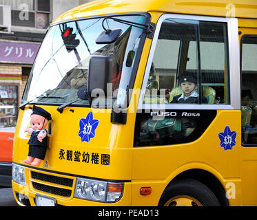 KYOTO,Giappone-NOVEMBRE 04,2014: piccolo allievo seduto in un giallo schoolbus dalla scuola alla home Foto Stock