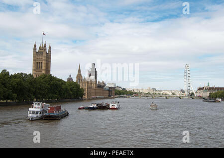 Vista di Londra che includono la Casa del Parlamento, sul Big Ben e sul London Eye da Lambeth Bridge Foto Stock