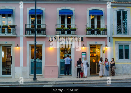 Persone in attesa al di fuori di Jamie Oliver ristorante italiano a Lisbona Foto Stock