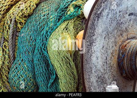 Un patrimonio artistico di colpo di pescatori colorate's" reti su una barca vicino a Merimbula, Australia Meridionale Foto Stock