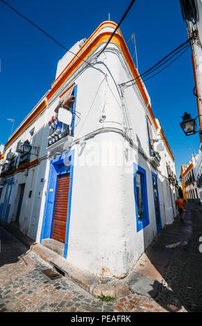 Ultra wide angle view di strette strade lastricate con calcare bianco edificio a Cordoba, in Spagna il quartiere ebraico, che è stato dichiarato un mondo Herit Foto Stock