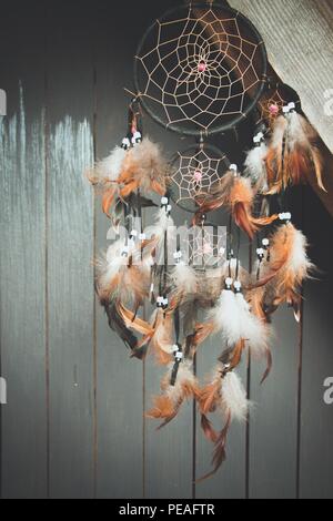 Il dream catcher è fatta di piume sospese nell'aria. Bello il dream catcher è fatta di piume sospese nell'aria. Belle le piume o Foto Stock