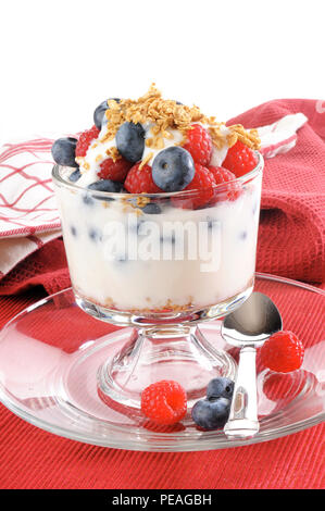 Una sana parfait yogury con organici granola, mirtilli e lamponi Foto Stock