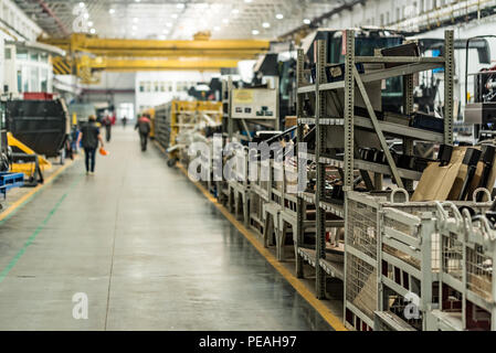 Workshop di gruppo al grande impianto industriale interno Foto Stock