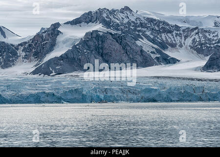 Fjortende Julibreen e Krossfjorden, galcier calve in mare, Spitsbergen, Svalbard, Norvegia Foto Stock