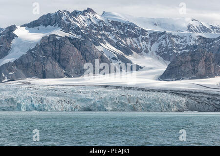 Fjortende Julibreen e Fjortende Julibukta, ghiacciaio calving in mare, Spitsbergen, Svalbard, Norvegia Foto Stock