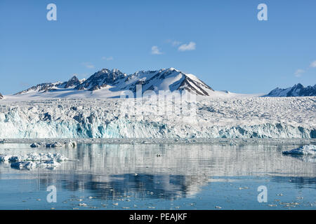 Lilliehöökfjorden con Lilliehöökbreen, ghiacciaio che si calpita in mare. Spitsbergen, Svalbard, Norvegia Foto Stock