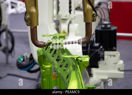 Automatizzate il braccio robotico saldatura a punti nel settore automobilistico Foto Stock