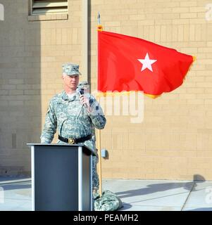 Brig. Gen. David Elwell, 311th Expeditionary supporto comando comandante generale, hanno partecipato al cambio di responsabilità cerimonia di George W. Dunaway esercito centro di riserva in Sloan, Nev., nov. 15, dove la 63a Brigata supporto comando di battaglione Sgt. Il Mag. Alan Roberts ha assunto il comando sergente maggiore posizione dal comando Sgt. Il Mag. John Beleno, che ha guidato il gruppo per gli ultimi due anni. Foto Stock