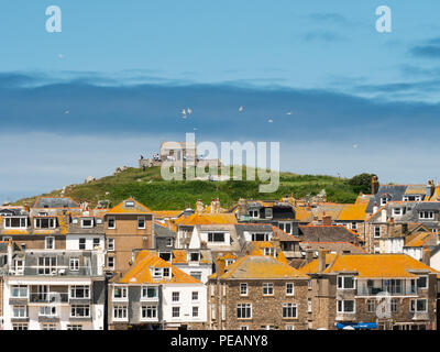 ST IVES, Inghilterra - 19 giugno: i turisti in visita a San Nicola cappella sulla cima di una collina in St Ives, Cornwall. In St Ives, Inghilterra. Il 19 giugno 2018. Foto Stock