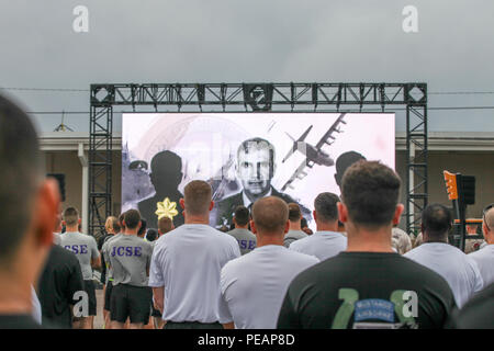 I partecipanti e i volontari di guardare un video commemorativo durante la cerimonia di apertura per la trentacinquesima annuale relè Mattar, MacDill Air Force Base, Tampa, Florida, nov. 20, 2015. Stati Uniti Lt. Col. George Mattar, una Cittadella alunni ed ex comunicazioni comune elemento di supporto (JCSE) commander, è stato ucciso il 7 gennaio 13, 1982, quando il suo volo, Florida Airlines n. 90, caduto nelle acque del fiume Potomac. A bordo di questo volo sono stati 74 passeggeri, di cui solo sei sopravvissuto. Inoltre sono stati uccisi il Mag. Ralph Herman, JCSE il capo delle operazioni e il sergente maggiore James Dixon. In commemorazione, JCSE sponsor annuale di 1 Foto Stock