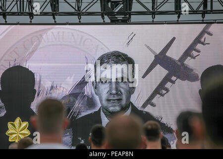 I partecipanti e i volontari di guardare un video commemorativo durante la cerimonia di apertura per la trentacinquesima annuale relè Mattar, MacDill Air Force Base, Tampa, Florida, nov. 20, 2015. Stati Uniti Lt. Col. George Mattar, una Cittadella alunni ed ex comunicazioni comune elemento di supporto (JCSE) commander, è stato ucciso il 7 gennaio 13, 1982, quando il suo volo, Florida Airlines n. 90, caduto nelle acque del fiume Potomac. A bordo di questo volo sono stati 74 passeggeri, di cui solo sei sopravvissuto. Inoltre sono stati uccisi il Mag. Ralph Herman, JCSE il capo delle operazioni e il sergente maggiore James Dixon. In commemorazione, JCSE sponsor annuale di 1 Foto Stock