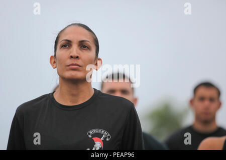 I partecipanti e i volontari di guardare un video commemorativo durante la cerimonia di apertura per la trentacinquesima annuale relè Mattar, MacDill Air Force Base, Tampa, Florida, nov. 20, 2015. Stati Uniti Lt. Col. George Mattar, una Cittadella alumni andformer comunicazioni comune elemento di supporto (JCSE) commander, è stato ucciso il 7 gennaio 13, 1982, quando il suo volo, Florida Airlines n. 90, caduto nelle acque del fiume Potomac. A bordo di questo volo sono stati 74 passeggeri, di cui solo sei sopravvissuto. Inoltre sono stati uccisi il Mag. Ralph Herman, JCSE il capo delle operazioni e il sergente maggiore James Dixon. In commemorazione, JCSE sponsor annuale di 14 Foto Stock