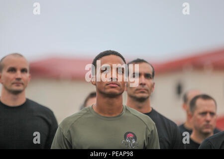 I partecipanti e i volontari di guardare un video commemorativo durante la cerimonia di apertura per la trentacinquesima annuale relè Mattar, MacDill Air Force Base, Tampa, Florida, nov. 20, 2015. Stati Uniti Lt. Col. George Mattar, una Cittadella alunni ed ex comunicazioni comune elemento di supporto (JCSE) commander, è stato ucciso il 7 gennaio 13, 1982, quando il suo volo, Florida Airlines n. 90, caduto nelle acque del fiume Potomac. A bordo di questo volo sono stati 74 passeggeri, di cui solo sei sopravvissuto. Inoltre sono stati uccisi il Mag. Ralph Herman, JCSE il capo delle operazioni e il sergente maggiore James Dixon. In commemorazione, JCSE sponsor annuale di 1 Foto Stock