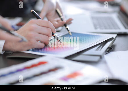 Close up.un gruppo di progettisti a discutere il progetto al tavolo Foto Stock