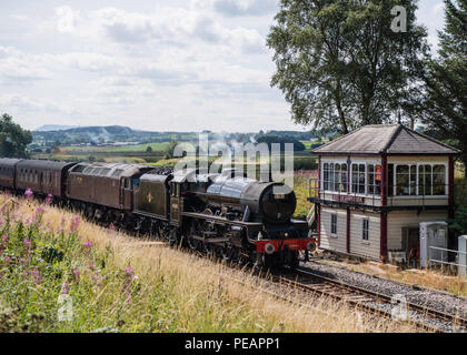 LMS Giubileo 5690 Classe Leander a Settle Junction come 1T57 il 11 agosto 2018, 50 anni dopo l'ultimo vapore-trainati treni passeggeri. Testiera originale Foto Stock