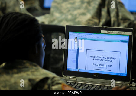 Soldati provenienti da varie unità frequentare l'Aiutante Generale Università su base comune Lewis McChord, nello Stato di Washington, nov. 17, 2015. Il corso va in profondità con alcuni dei programmi e sistemi considerati chiave nel campo della carriera. Il programma aiuta a comandanti a tutti i livelli la messa a fuoco sulla loro missione e rafforzare la fiducia che le loro risorse umane i soldati sono pronti a sostenere la loro missione. (Brevetto statunitense n. S. esercito foto di Sgt. Eliverto V. Larios) Foto Stock