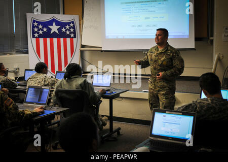 Chief Warrant Officer 2 Charles Rodriguez, Risorse Umane Centro di funzionamento per il 7° Divisione di Fanteria, discute con i soldati di differenti sistemi per uso come il personale delle risorse umane durante l'Aiutante Generale Università classe su base comune Lewis McChord, nello Stato di Washington, nov. 17, 2015. Il programma aiuta a comandanti a tutti i livelli la messa a fuoco sulla loro missione e rafforzare la fiducia che le loro risorse umane i soldati sono pronti a sostenere la loro missione. (Brevetto statunitense n. S. esercito foto di Sgt. Eliverto V. Larios) Foto Stock