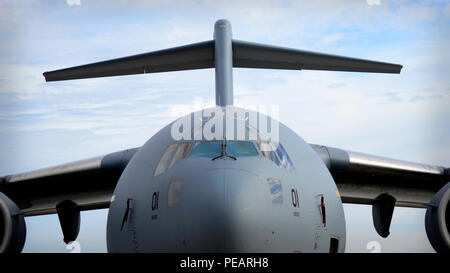 Una C-17 Globemaster III siede sulla linea di volo a Pápa Air Base, Ungheria, nov. 17, 2015. Pápa ha ospitato la riunione biennale del ponte aereo strategico capacità scheda di sterzo e la NATO Airlift Programma di gestione di bordo, dove i membri del consiglio di amministrazione ha discusso il futuro del programma SAC. (U.S. Air Force foto di Senior Airman Areca T. Bell/rilasciato) Foto Stock