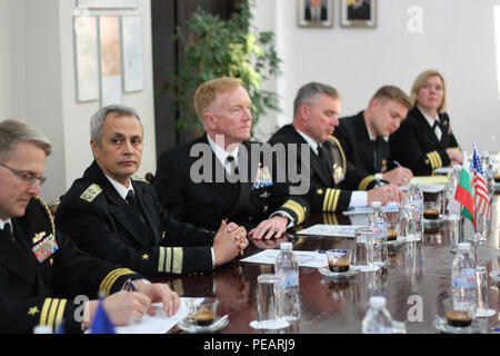 151118-O-XX888-543 NIKOLA VAPTSAROV Naval Academy, Bulgaria (nov. 18, 2015) il comandante, U.S. Sesta flotta Vice Adm. James Foggo III, terza da sinistra e Marina bulgara Ammiraglio Mitko Petev, comandante della Marina bulgara, la seconda da sinistra, ricevere un comando informazioni brevi su Nikola Vaptsarov Naval Academy, Bulgaria, nov. 18, 2015. Stati Uniti Sesta flotta, con sede a Napoli, Italia, conduce lo spettro completo di giunto e operazioni navali, spesso di concerto con allied, articolari e tra le agenzie partner, al fine di avanzare U.S. gli interessi nazionali e la sicurezza e la stabilità in Europa e in Africa. (Pho Foto Stock