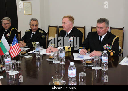 151118-O-XX888-564 NIKOLA VAPTSAROV Naval Academy, Bulgaria (nov. 18, 2015) il comandante, U.S. Sesta flotta Vice Adm. James Foggo III, terza da sinistra e Marina bulgara Ammiraglio Mitko Petev, comandante della Marina bulgara, la seconda da sinistra, ricevere un comando informazioni brevi su Nikola Vaptsarov Naval Academy, Bulgaria, nov. 18, 2015. Stati Uniti Sesta flotta, con sede a Napoli, Italia, conduce lo spettro completo di giunto e operazioni navali, spesso di concerto con allied, articolari e tra le agenzie partner, al fine di avanzare U.S. gli interessi nazionali e la sicurezza e la stabilità in Europa e in Africa. (Pho Foto Stock