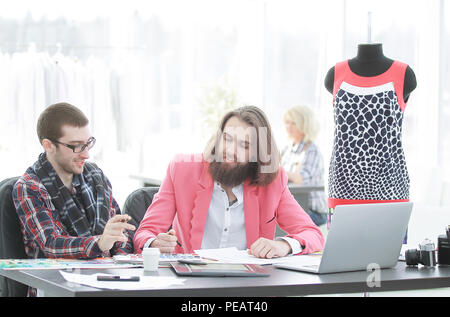 Due designer di moda per discutere i progetti dei nuovi modelli Foto Stock