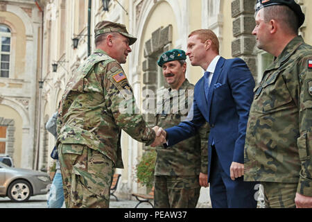 Lt. Gen. Ben Hodges (sinistra), comandante dell esercito degli Stati Uniti Europa, saluta Daniel Marchewka (centro), sindaco di Zagan, Polonia, prima di effettuare la condivisione di ringraziamento con partner polacchi e dei soldati del 3° Battaglione, sessantanovesima Armor reggimento, 1° Brigata corazzate contro la squadra, terza divisione di fanteria, nov. 26.(Stati Uniti Esercito foto di Sgt. Paige Behringer, decimo premere Camp la sede centrale) Foto Stock