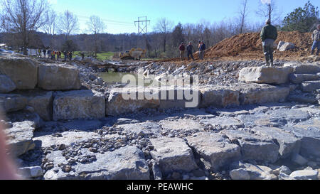 Incubatoio Creek, ad un breve tratto di torrente situato dietro il Wolf Creek National Fish Hatchery, a valle di Wolf Creek diga e lago di Cumberland nella contea di Russell è attualmente chiuso per la fase finale della costruzione. Foto Stock