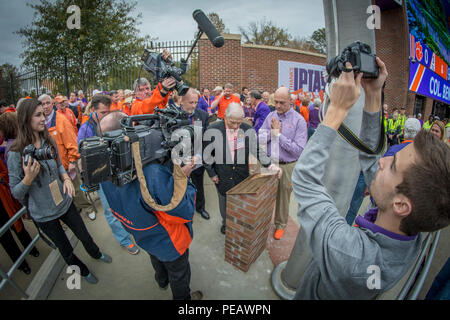 Stati Uniti Esercito Col. (Pensionati) e Bataan morte marzo superstite Ben Skardon è circondato dai supporti e ben wishers - comprese Università di Clemson presidente James Clements (destra) - come egli legge la placca alla base del Memorial Stadium bandiera pole che fu a lui dedicato in occasione di una cerimonia che si terrà il 6 novembre 21, 2015. (U.S. Foto dell'esercito da Staff Sgt. Ken Scar) Foto Stock