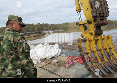 Esercito colombiano tenente Andres Duarte sondaggi dei danni provocati dalle inondazioni presso la Columbia Canal su nov. 17, 2015. La Carolina del Sud la guardia nazionale ha tenuto un esperto in materia di scambio con la sua nazione Partner nov. 15-21, 2015. Mentre in Carolina del Sud, i cinque funzionari colombiani hanno visitato diversi siti e si è incontrato con loro Guardia Nazionale omologhi di vedere in prima persona le zone colpite dalle inondazioni, e come la Guardia ha risposto lavorando al fianco di civili di primi responder e statali e locali di gestione di emergenza. Sin dal suo lancio nel 2012, quando la Carolina del Sud la guardia nazionale ha introdotto il suo stato Partnership P Foto Stock